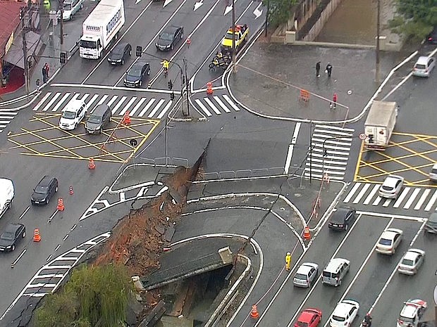 Chuva abre cratera na Av. Prof. Abraão de Morais. Foto: Rede Globo.
